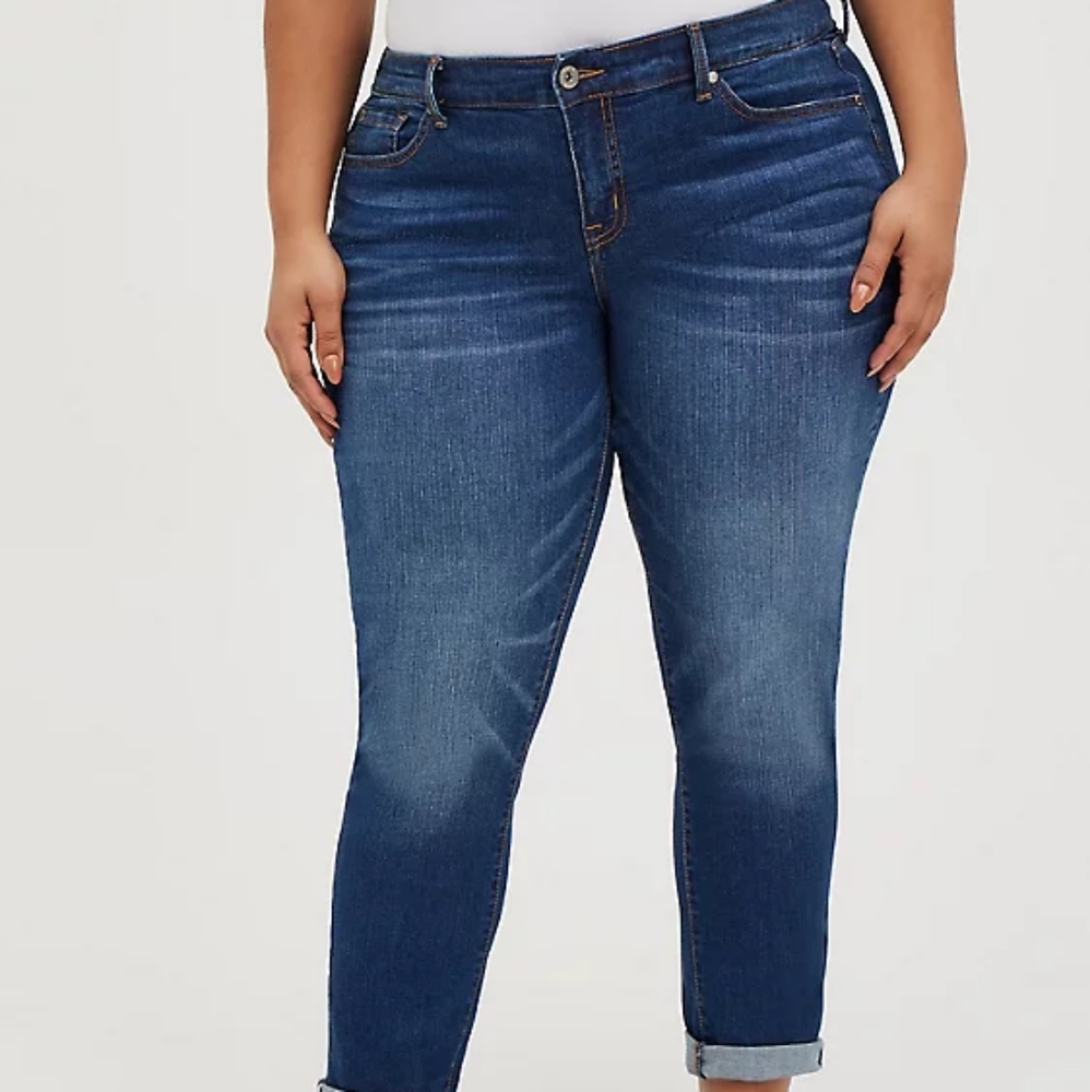 TORRID BOYFRIEND STRAIGHT JEAN - VINTAGE STRETCH MEDIUM WASH